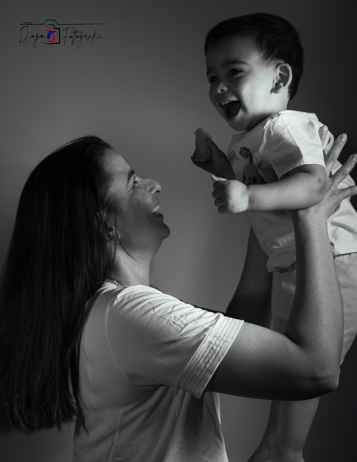 Mãe e criança em fotografia preto e branco